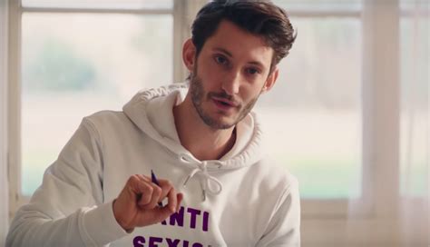 Angèle apprend le féminisme à Pierre Niney dans le clip génial de