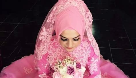 Inspirasi Gaun Pengantin Nuansa Pink Untuk Wanita Berhijab Photo