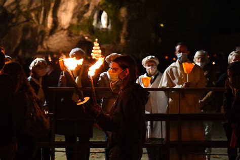 Procession Mariale Aux Flambeaux Du Octobre Le P Lerinage Du