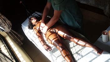 La milf de ébano Flower va a un masaje especial con un hombre mayor XVIDEOS