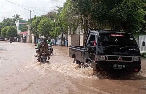 Diguyur Hujan Deras Jam Lebih Baturaja Oku Dikepung Banjir