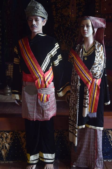 Baju Adat Suku Minang