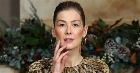 Rosamund Pike našla dokonalou nude barvu na rty Vogue CS