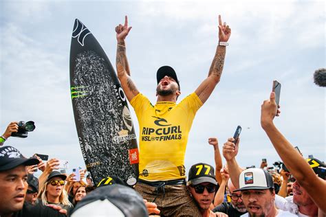 Filipe Toledo é campeão mundial de surf e aponta para Jesus Ele