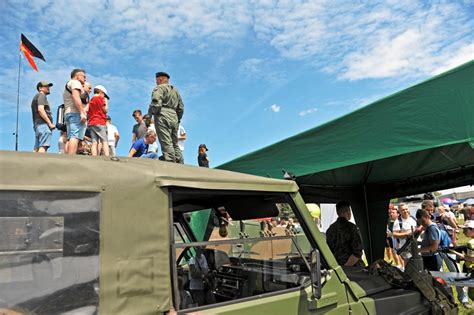 Tłumy na pikniku lotniczym na lotnisku Muchowiec w Katowicach