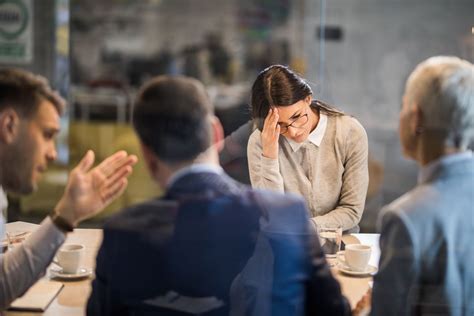 Gallup Studie 2023 Schlechte Führung lässt Stress steigen und Bindung