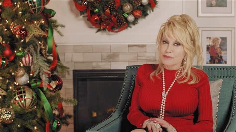 Dolly Parton I Saw Mommy Kissing Santa Claus Behind The Song Youtube