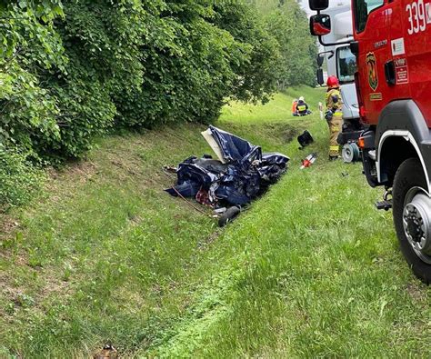 Roczne Dziecko I Latek Nie Yj Zgin Li W Rozerwanym Renaulcie