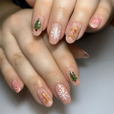 30 Simple And Cute Christmas Tree Nail Designs To Rock Your Festive Look