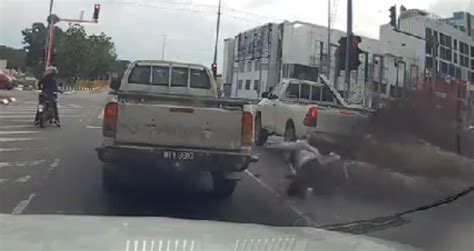 Video Wanita Nyaris Maut Dihempap Kayu Balak Ketika Tunggu Di Traffic