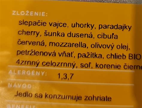 Miešané vajíčka so šunkou a mozzarellou celozrnný chlieb zelenina