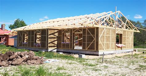 The straw bale house: Sustainable building with natural raw materials