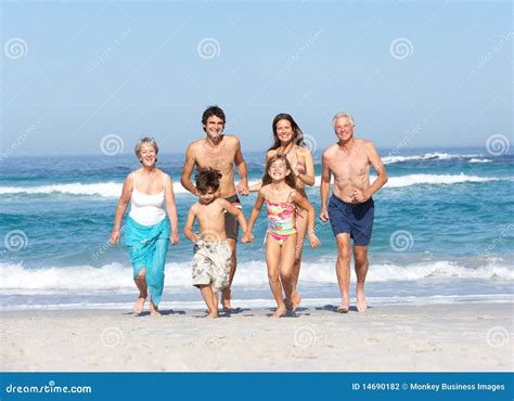 Família De Três Gerações No Feriado Na Praia Foto de Stock Imagem de