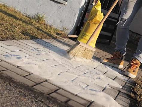 Dosypání písku do spár betonové dlažby Zahrádkářská poradna