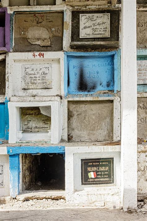 Mausoleos Y Criptas En Barrios Bajos De Cementerios Del Cementerio