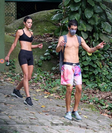 Bruna Marquezine E Enzo Celulari S O Flagrados Fazendo Trilha No Rio De