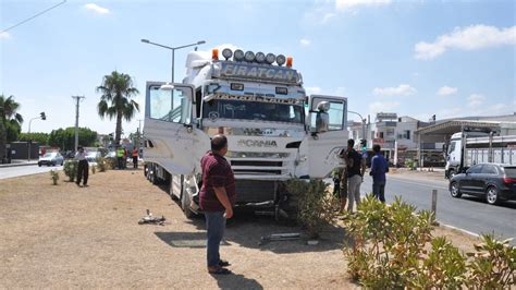 Mersin de tır ile hafif ticari araç çarpıştı