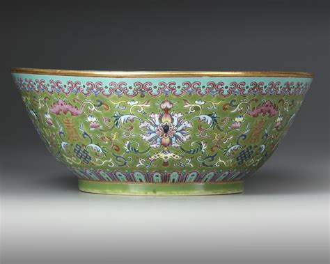 A Large Famille Rose Green Ground Bowl Daoguang Six Character Seal