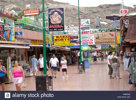 People in an outdoor shopping mall in Puerto Rico on Gran Canaria Stock ...