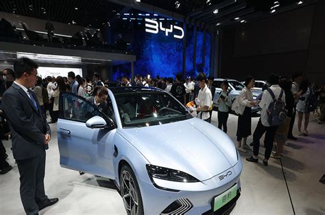 Chinese EV Giant BYD Falls After 2023 Profit Miss