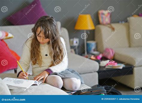 Desenho De Menina De 67 Anos Imagem De Stock Imagem De Rostos