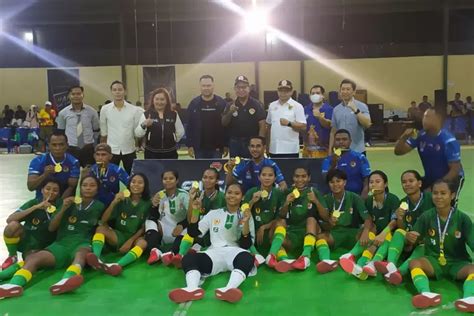 Taklukkan Tuan Rumah Kota Kupang Tim Futsal Putri Sikka Raih Medali