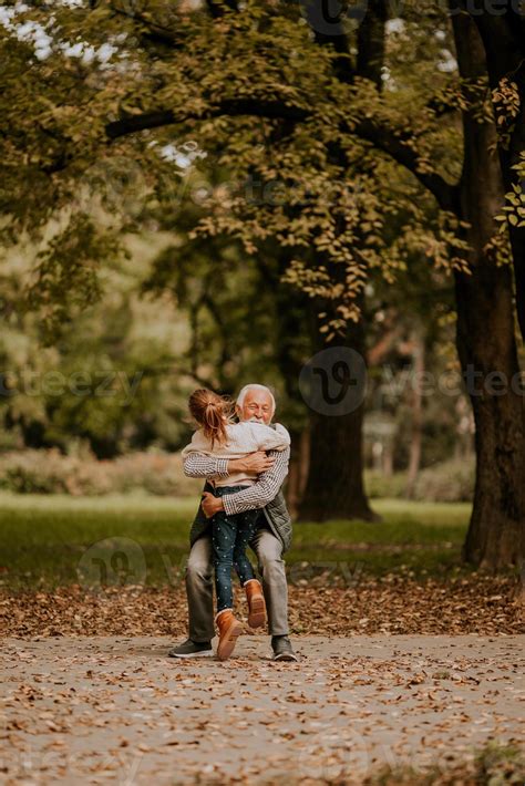 Grand P Re Passe Du Temps Avec Sa Petite Fille Dans Le Parc Le Jour De