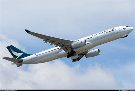 B Hln Cathay Pacific Airbus A Photo By Zgggrwy Id