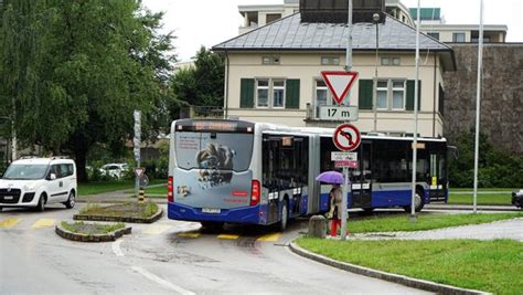 Hier D Rfen Wetziker Busse Versuchsweise Links Abbiegen Z Riost