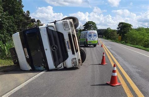 Carreta Tomba E Interdita Pista Da BR 101 Em Mimoso Do Sul