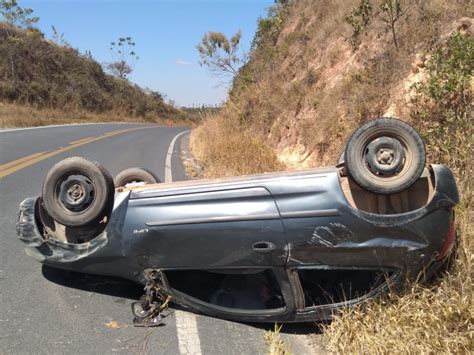 Motorista sintomas de embriaguez é multado após carro capotar na MG