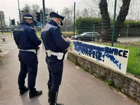 Teppisti Imbrattano Lo Striscione Dedicato Ai Medici Eroi Dell Ospedale