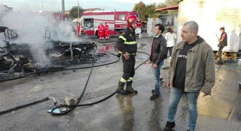 Roma I Rom Scappano Dal Campo Di Salone E Occupano Le Case Del Comune