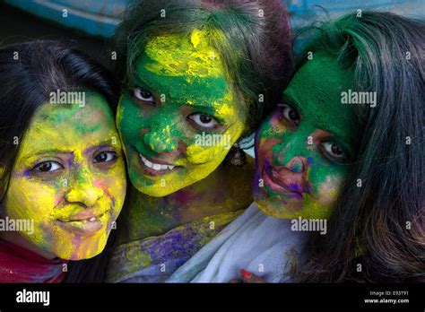 Indian Girls Playing Holi Hi Res Stock Photography And Images Alamy