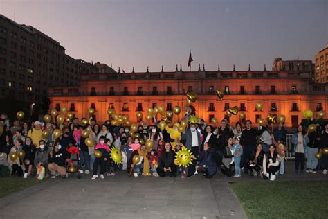 Fundación Nuestros Hijos iluminó La Moneda por los niños con cáncer