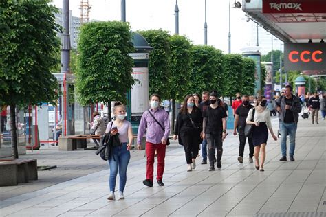 Maseczki pozostaną obowiązkowe Ekspert wszędzie tam gdzie jesteśmy w