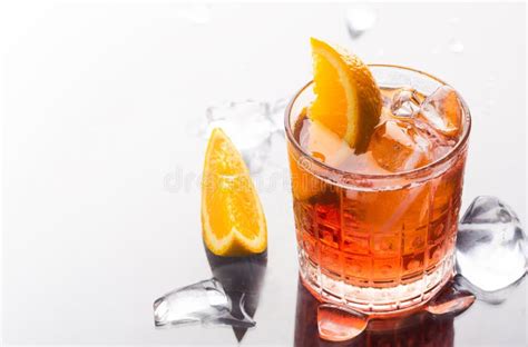 El C Ctel Alcoh Lico Colorido Rojo Fresco Aperol Spritz Con La Naranja