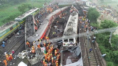 Scontro Fra Treni In India Quasi Morti E Oltre Feriti Youtube