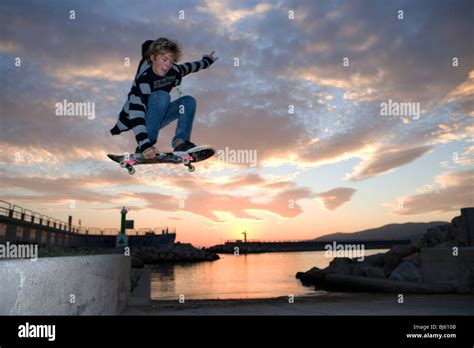 Boy Ollie an einen Skate-Park Stockfotografie - Alamy