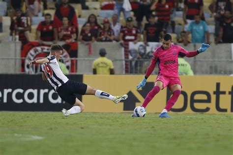 Sem Muita Badala O Goleiro Santos Chegou Do Athletico Pr E Se Tornou