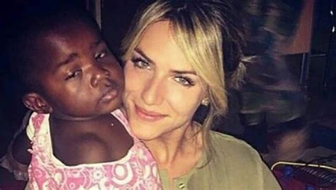 Foto Mostra Giovana Ewbank Titi No Colo Em Metr Poles