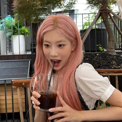 Kim Lip Loona Aesthetic Lq Hq Icons Pfp Kpop Gg Cute Pink Hair Drinking