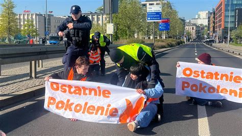 Warszawa Aktywiści z Ostatniego Pokolenia blokowali most Świętokrzyski