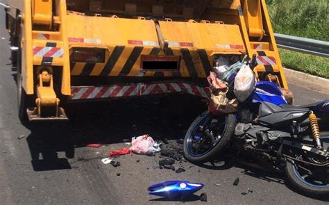 Motociclista Morre Após Bater Na Traseira De Caminhão De Transporte De