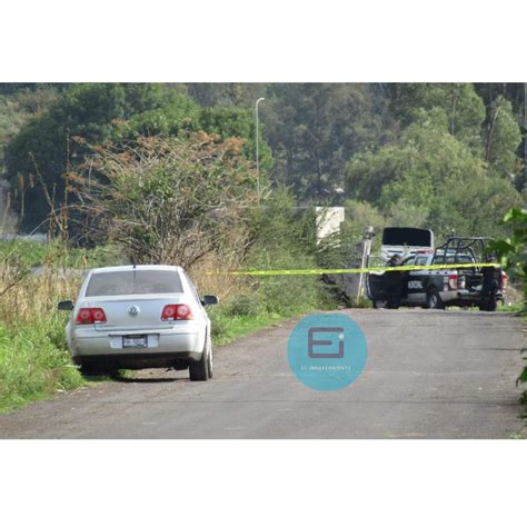 Localizan cadáver con huellas de violencia dentro de un auto abandonado