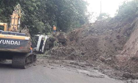 Cuatro Personas Fallecen Tras Deslizamiento En La Ruta Quito Nanegalito