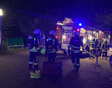 FW EN Brand zweier Mülltonnen an einem Fachwerkhaus in der Hattinger