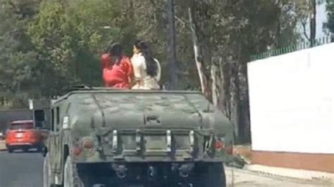 Pasean como quinceañeras a mujeres en vehículo del Ejército en Puebla