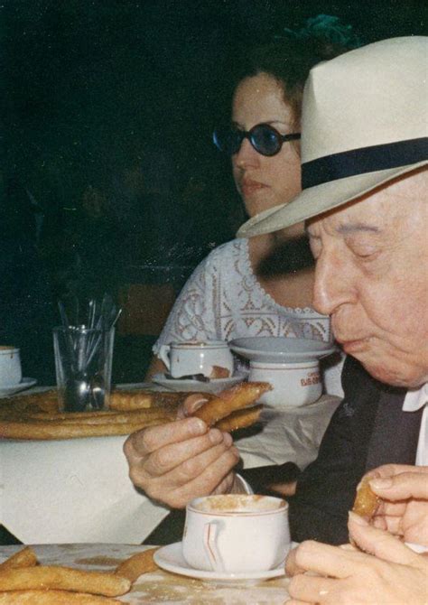 Plano medio de Alina y Arthur Rubinstein acompañados de Anita Núñez de