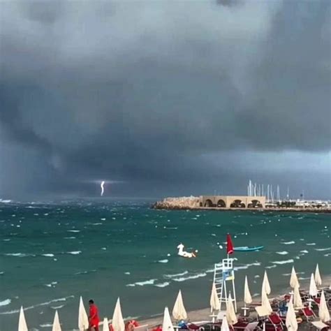 Maltempo Tanti Danni Per Un Tornado Nel Salento Alberi E Pali